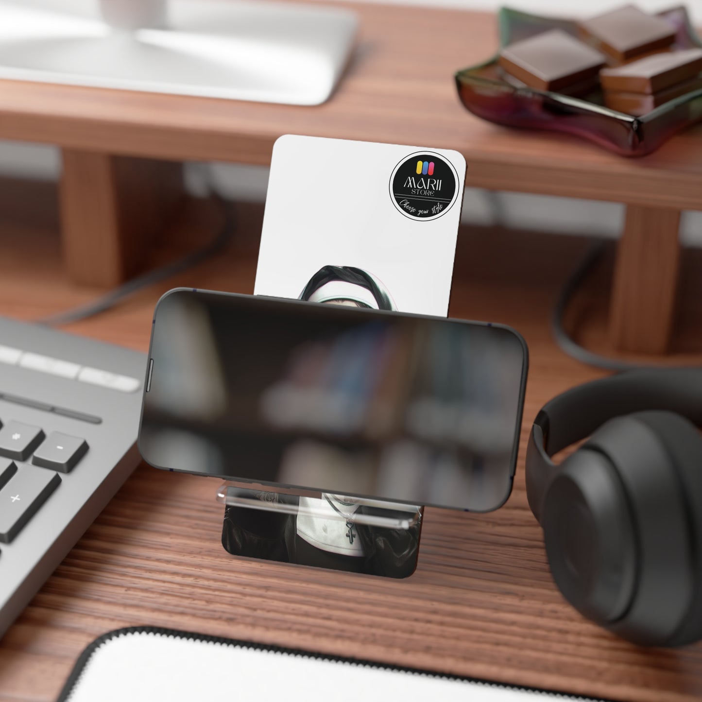 Phone Stand with Artistic Design